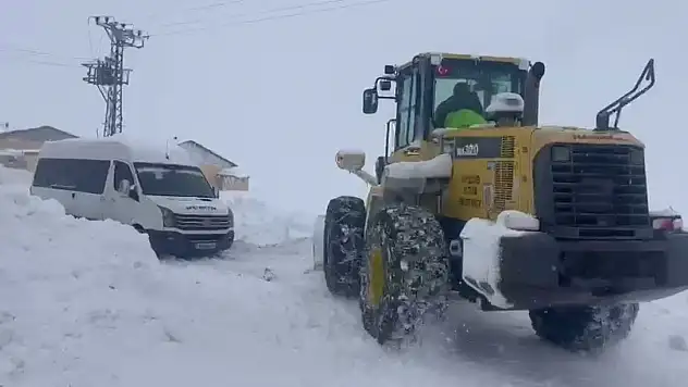 Komşu ilde kar yolları kapattı: Cenaze 5 saat sonra defnedildi