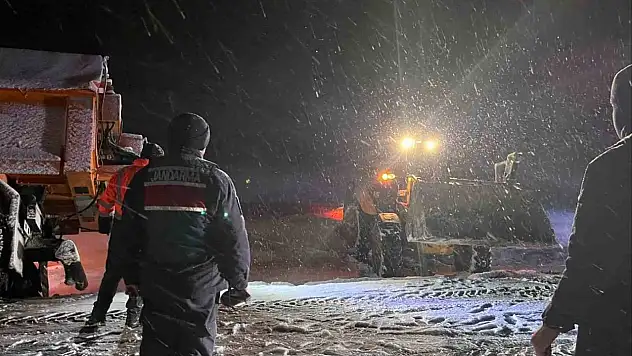 Kar yağışı sonrası mahsur kalan araçlar kurtarıldı