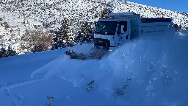 Karla mücadele sürüyor: 266 mahalle yolu ulaşıma açıldı!