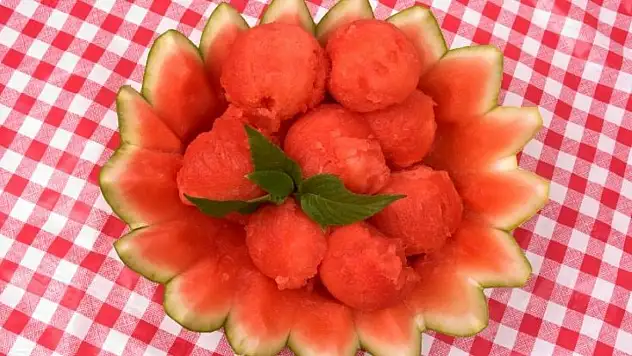 Karpuz kabuğundan tatlı mucize: Ödemi söküp atıyor!