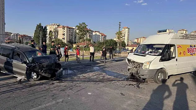 Otomobil ticari araçla kafa kafaya çarpıştı: 1'i ağır 2 yaralı