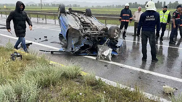 İki araca çarpan otomobil takla attı: 1 ölü, 4 yaralı