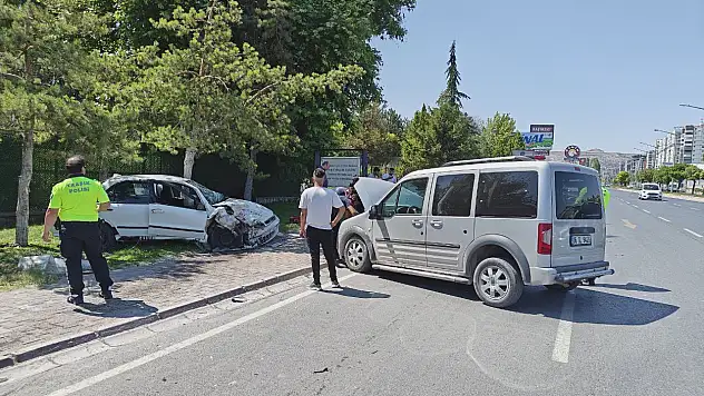 Kayseri'de kontrolden çıkan otomobil karşı yola geçti: 2 araç ve trafoya çarparak durabildi!