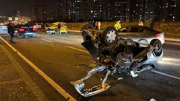 Feci kaza: Karşı yola geçen otomobil taksi ile çarpıştı: 1'i ağır 3 yaralı