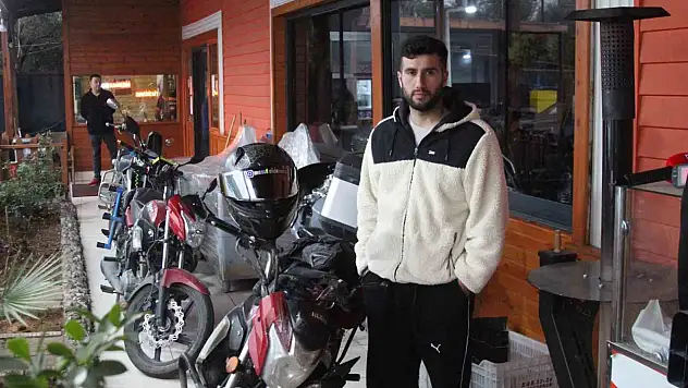 Tırın altında sıkıştı, ekipmanları hayatta tuttu