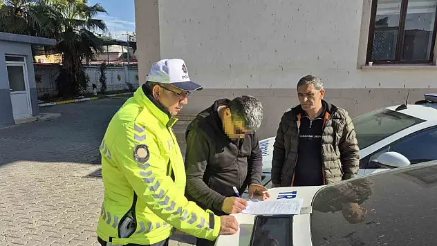 Kaskla servis aracının camını kırdı ehliyetine el konuldu!