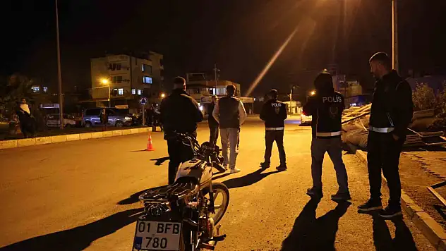 Adana'da kasksız sürücüden polise ilginç teklif!
