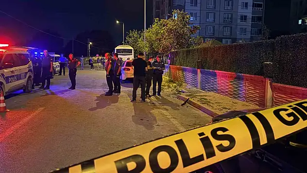 Av tüfeğinden çıkan saçmalar otoparkta araçlarından inen çifti yaraladı