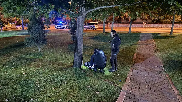 Kayseri'de bıçaklar çekildi! Polisi görünce her şeyi bırakıp kaçtılar!