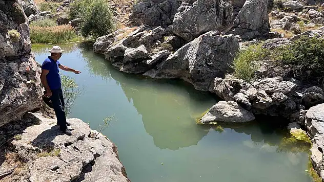 Kayaların arasındaki oluşum manzarasıyla mest ediyor