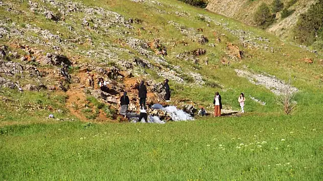 Kahramanmaraş'ta kayaların arasından fışkıran su görenleri hayran bırakıyor!