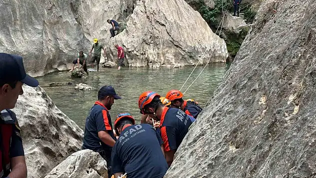 Kayalıklardan düşen yaralı çocuk kurtarıldı
