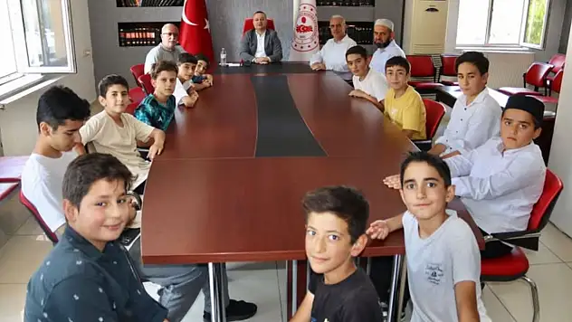 Kaymakam Erdem, minik öğrencileri makamında ağırladı