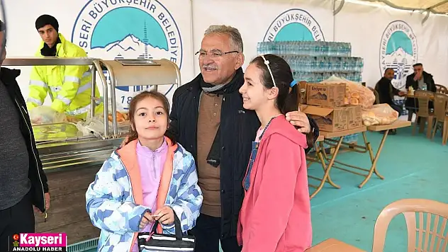 KAYMEK'in örgüleri depremzedeleri ısıtıyor