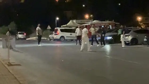 Kayseri bunu da gördü! İşlek caddede top oynadılar!