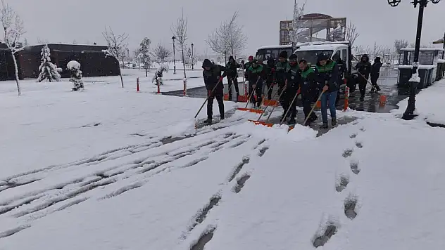 Kayseri Büyükşehir Belediyesi'nin kar mesaisi - 195 yol ulaşıma açıldı!
