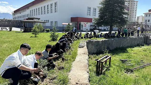Kayseri Büyükşehir'den çevre odaklı proje: Okul bahçesi gül ve lavanta bahçesine dönüştü!