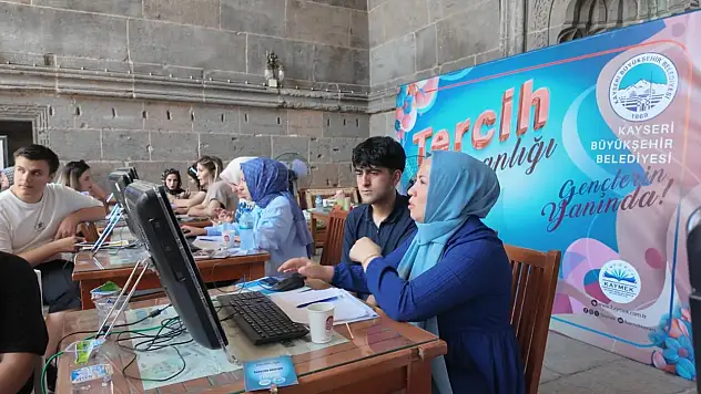 Kayseri Büyükşehir'in ücretsiz YKS tercih danışmanlığı gençlerden tam not aldı
