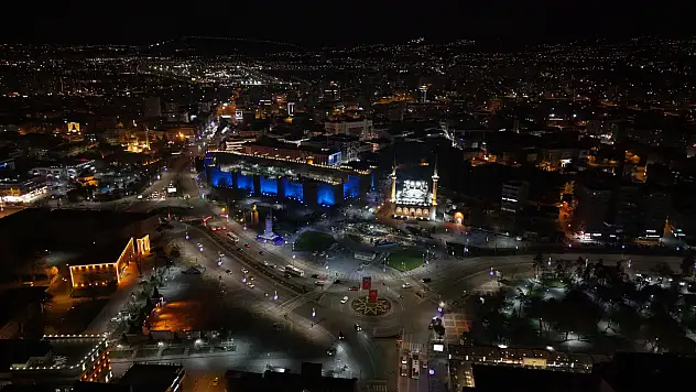 Kayseri Cumhuriyet Meydanı anlamlı gün için aydınlatıldı!