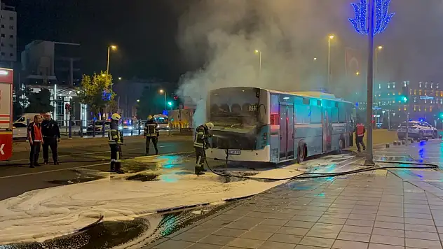 Kayseri Cumhuriyet Meydanı'nda otobüs yangını!