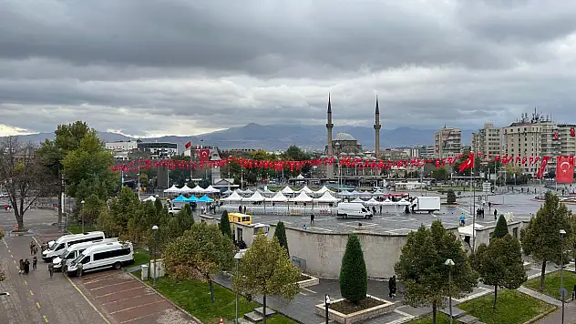 Kayseri Cumhuriyet Meydanı'nda yağmur önlemi!
