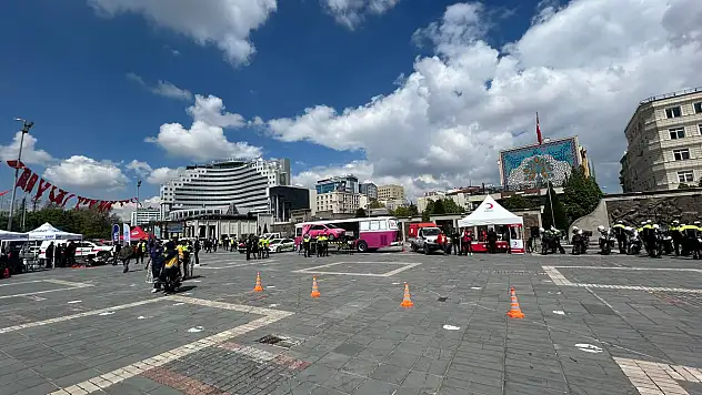 Kayseri Cumhuriyet Meydanı'nda emniyet kemerinin önemi bir kez daha deneyimlendi!