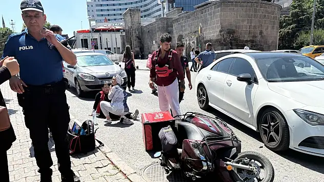 Kayseri Cumhuriyet Meydanı'nda trafik kazası: 1 Yaralı