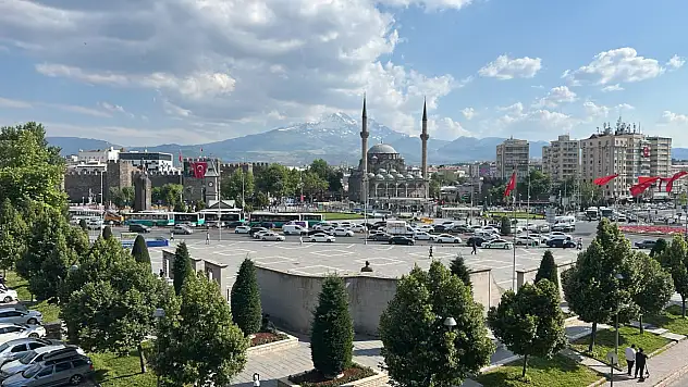Kayseri Cumhuriyet Meydanı'nda hareketli saatler: Hırsızlık suçundan aranıyordu işte böyle yakalandı!