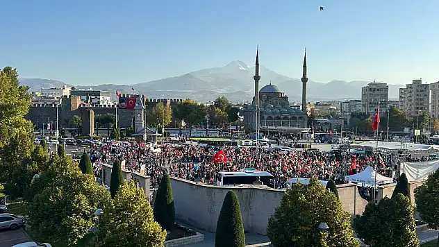 Kayseri Cumhuriyet Meydanı'nda trafik kitlendi: Binlerce insan bir araya geldi!