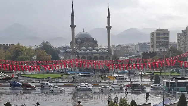 Kayseri Cumhuriyet Meydanı'nda hareketlilik başladı! Ekipler seferber oldu