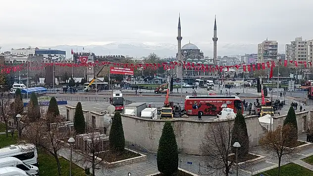 Kayseri Cumhuriyet Meydanı ve bazı yollar trafiğe kapatıldı: Otobüsler farklı güzergahlardan hareket ediyor!