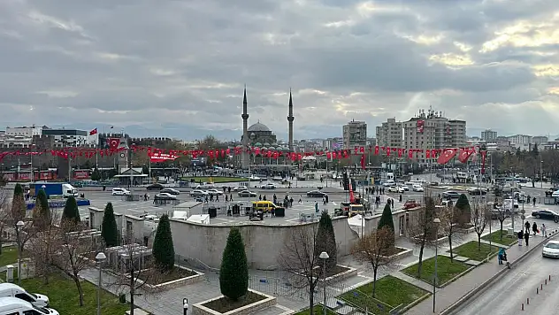 Kayseri Cumhuriyet Meydanı yeniden trafiğe açıldı: Seferler normale döndü!