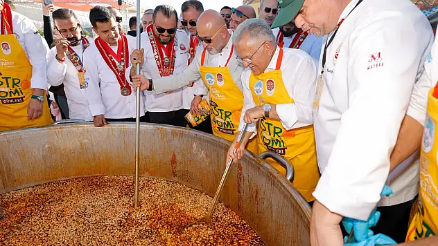 Kayseri'de 1 ton 'Börek Aşı Çorbası' dağıtıldı!