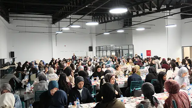 Kayseri'de 130 öğrenciyle iftar – Birlik ve beraberliğe dikkat çekti!