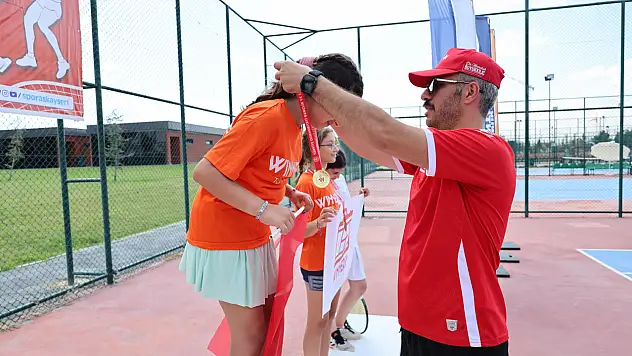 Kayseri'de 15 Temmuz kortlarda yaşandı! Tenis turnuvasında şampiyonlar kupalarına kavuştu