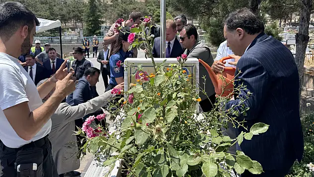 Kayseri'de 15 Temmuz Şehidi Kübra Doğanay mezarı başında anıldı!