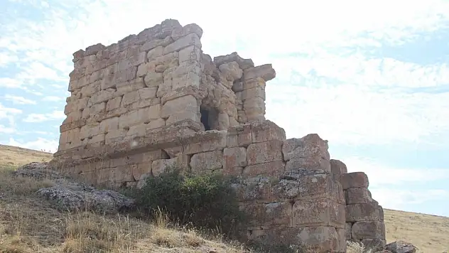 Kayseri'de 1800 yıllık sır: Koltuğu andırıyor!