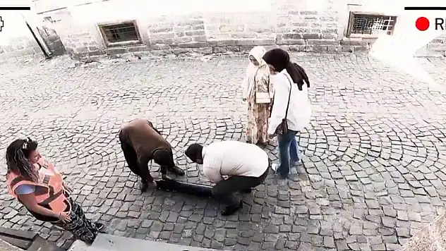 Kayseri'de 215 kiloluk temsili mermi kaldırmak istediler! O anlar anbean kaydedildi