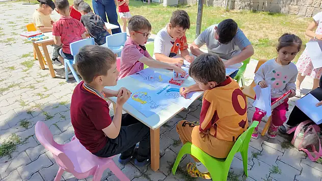 Kayseri'de 22 mahalleyi tek tek gezdiler! 3 bin 138 çocuğa ulaştılar