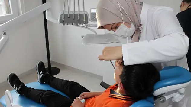 Kayseri'de 23 Nisan'da çocuklara sağlıklı gülüş hediyesi