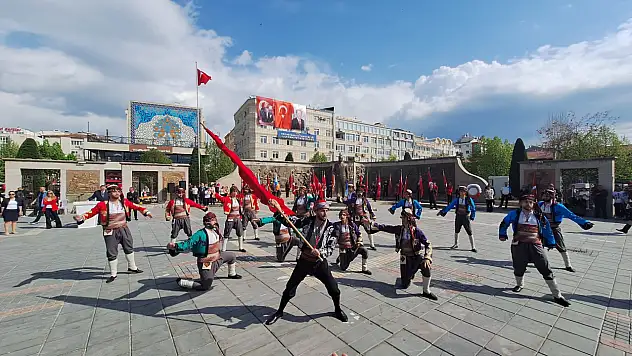 Kayseri'de 23 Nisan'da görüntüler büyüledi, meydan dolup taştı