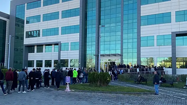 Kayseri'de 24 firma 500 kişi alacak: Yüzlerce kişi kuyruk oldu sıra yollara taştı!
