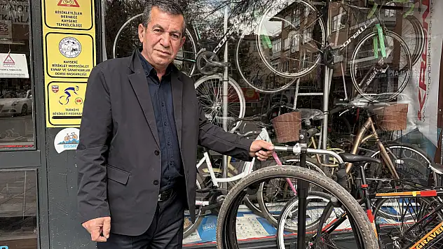 Kayseri'de 25 yıllık yardım! Askıda bisiklet parçaları...