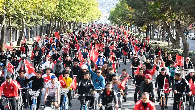 Kayseri'de 29 Ekim Cumhuriyet Bayramı'na özel bisiklet turu: Yüzlerce bisikletli metrelerce kuyruk oluşturdu!