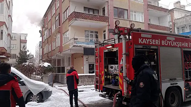 Kayseri'de 3 katlı binada yangın çıktı