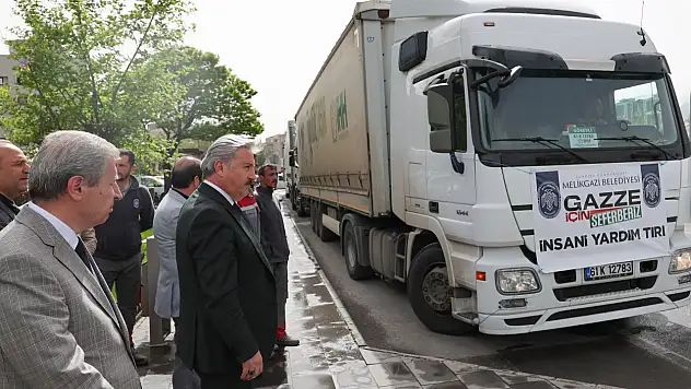 Kayseri'de 30 tırlık yardım yola çıktı