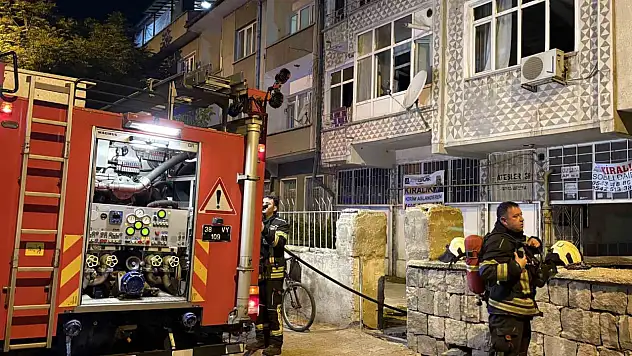 Kayseri'de 4 katlı binada yangın korkuttu: Geceyi hareketlendiren gelişme!