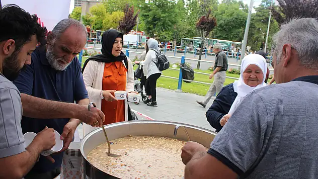 Kayseri'de 442 yıllık vakıftan 6 bin kişilik aşure ikramı