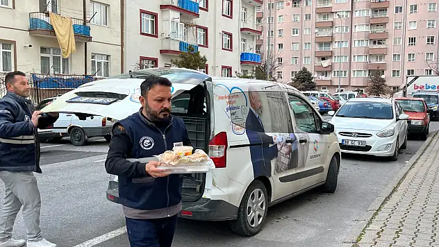 Kayseri'de 5 yıl önce başladı: 229 vatandaşın evine günde 4 çeşit sıcak yemek ulaştırılıyor