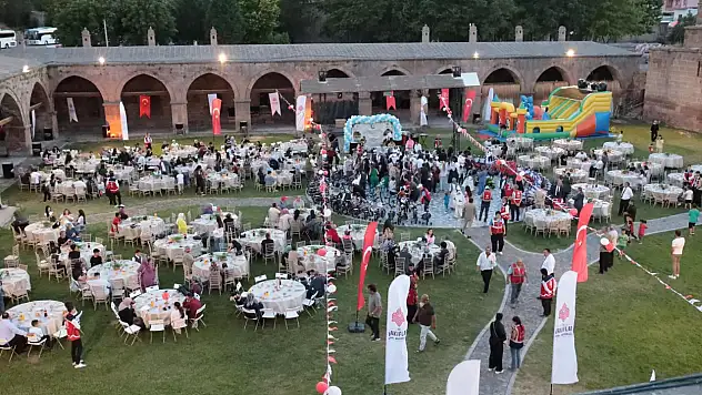 Kayseri'de 530 yıllık vakıf geleneği yeniden canlandı: İşte sünnet şöleninden renkli görüntüler!